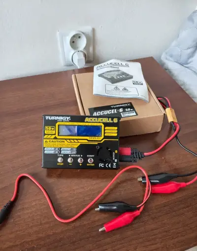 Turnigy Accucel 6 – nabíječka s balancerem + AC adaptér