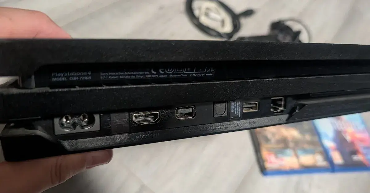 PS4 pro 1TB.2 hry+1000 her zdarma