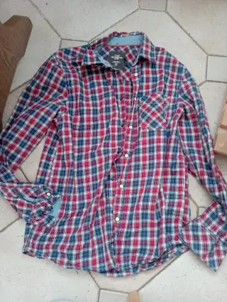 červeno-modrá kostkovaná košile s dlouhým rukávem a jednou n