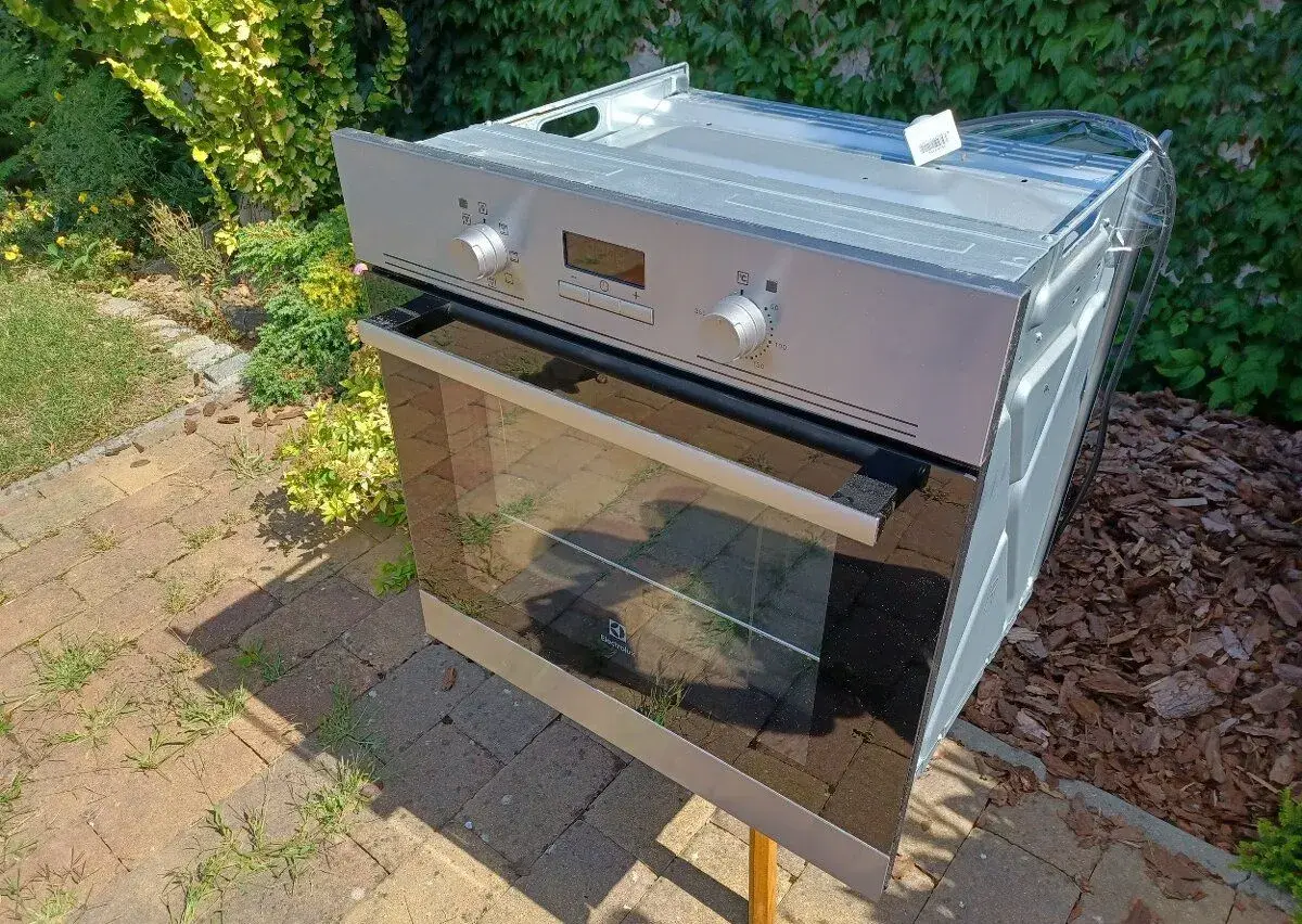 Elektrickou troubu ELECTROLUX