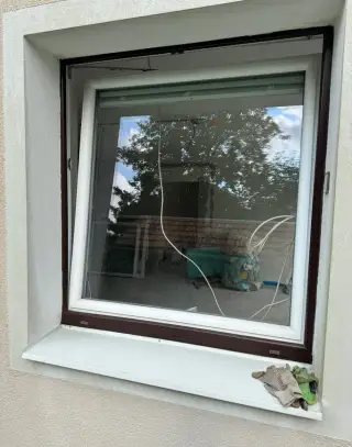 Plastová okna, dvojsklo.