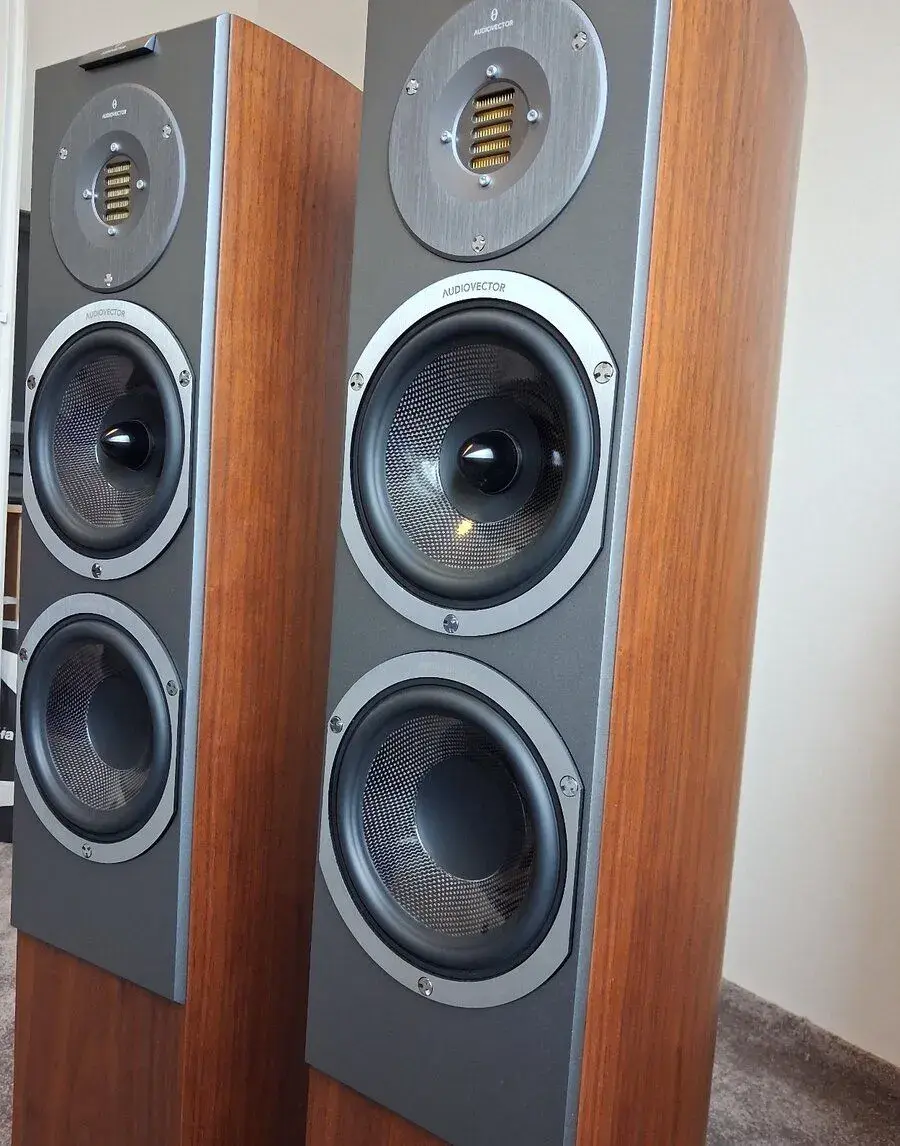 Audiovector R3 Avantgarde (Italský ořech)