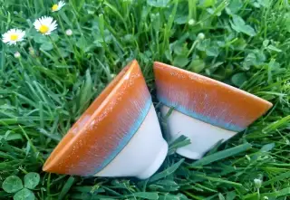 Krásné keramické kalíšky s glazurou