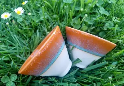 Krásné keramické kalíšky s glazurou