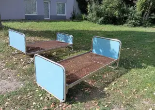Dvě trubkové postele