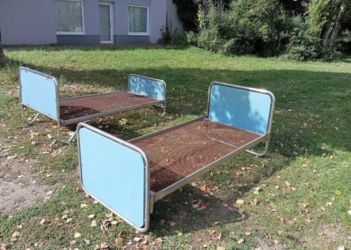 Dvě trubkové postele