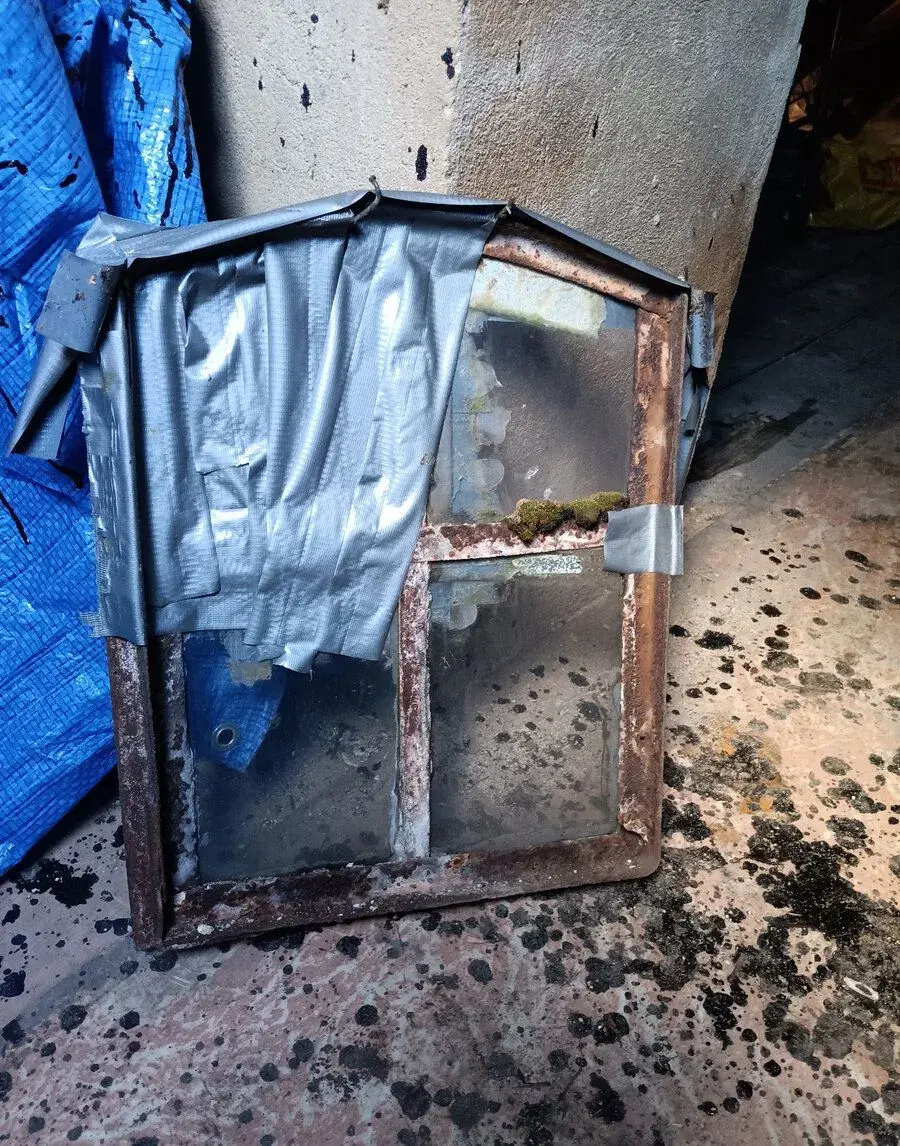 Starožitné střešní vikýř před renovací
