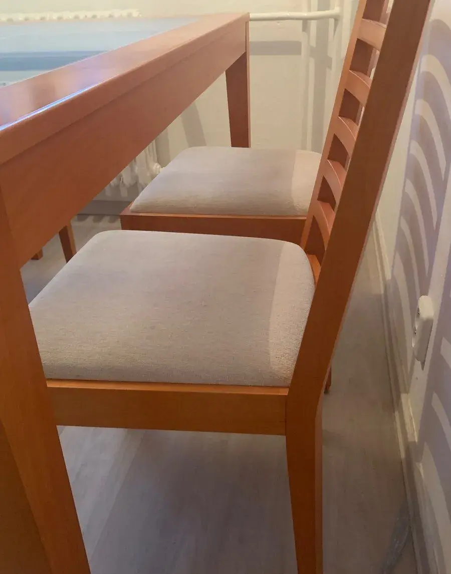 Kuchyňský stůl s židlemi