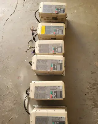 6ks Frekvenční měniče YASKAWA L1000A (4x5,5 kW, 2x7,5 kW)