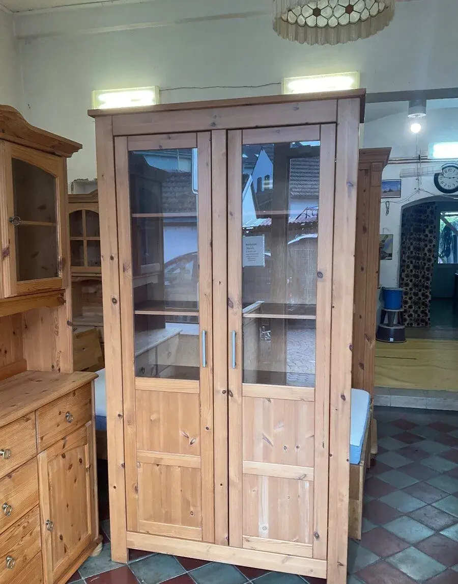 Vitrina komoda borovice masív
