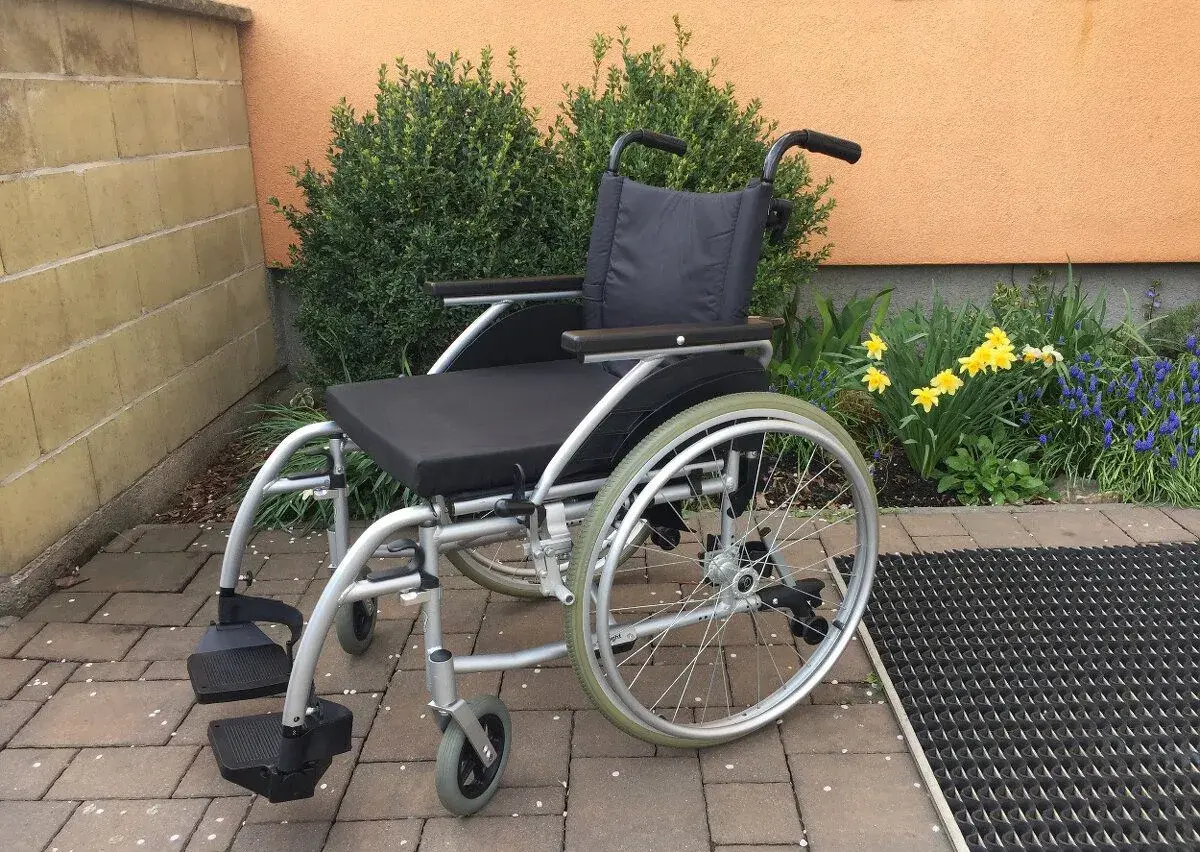 Invalidní vozík mechanický - odlehčený skládací