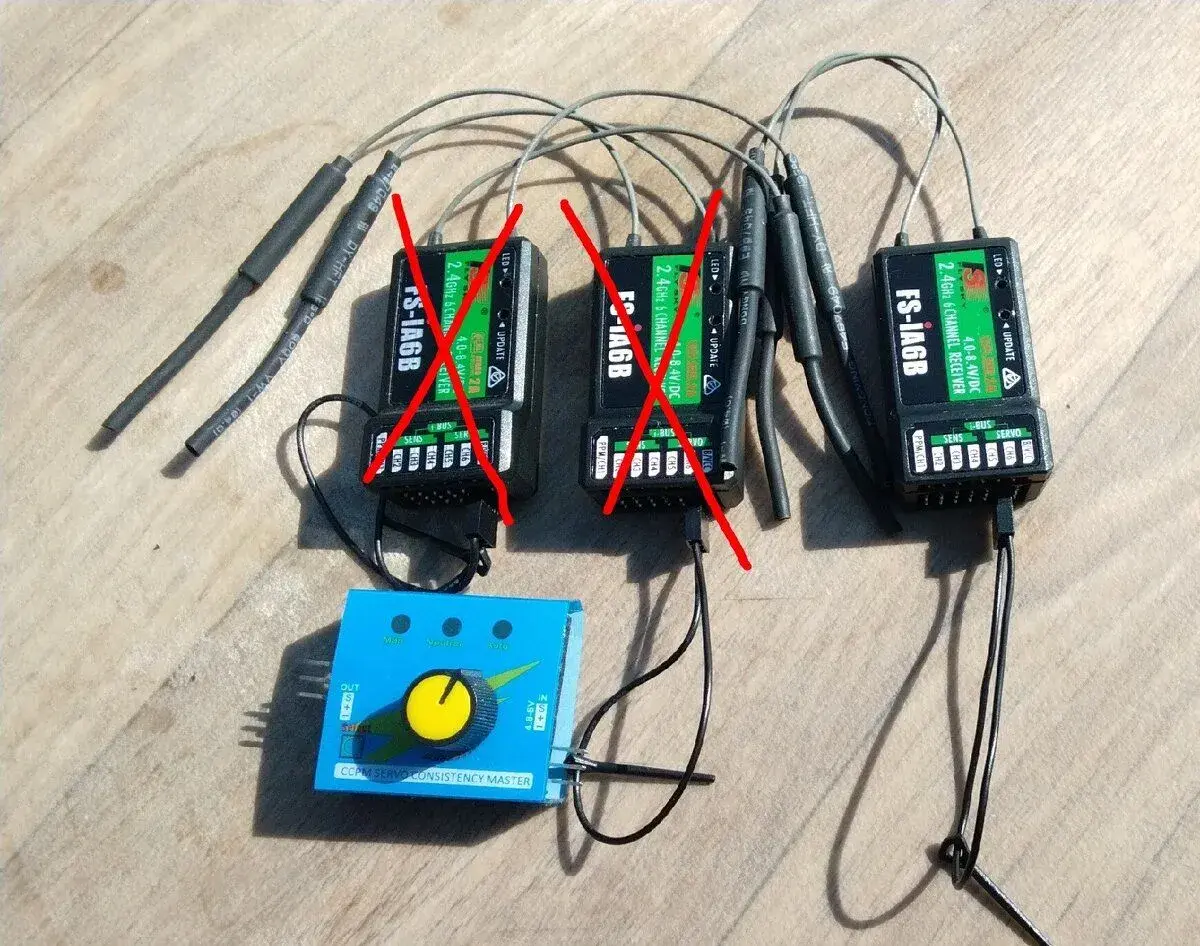 Přijímače FlySky FS-iA6B. Servo tester.