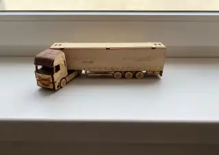 Nový dřevěný model Iveco S-WAY s návěsem Panav