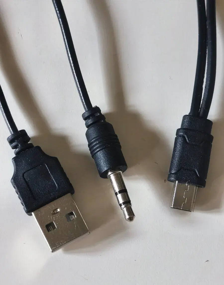 Kombinovaný audio a nabíjecí kabel 2v1
