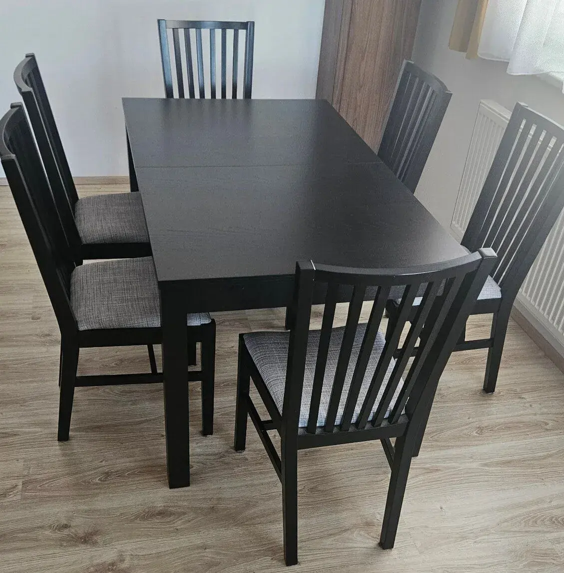 Rozkládací jídelní stůl + židle