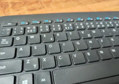 Microsoft All-in-One bezdratova klavesnice s touchpadem