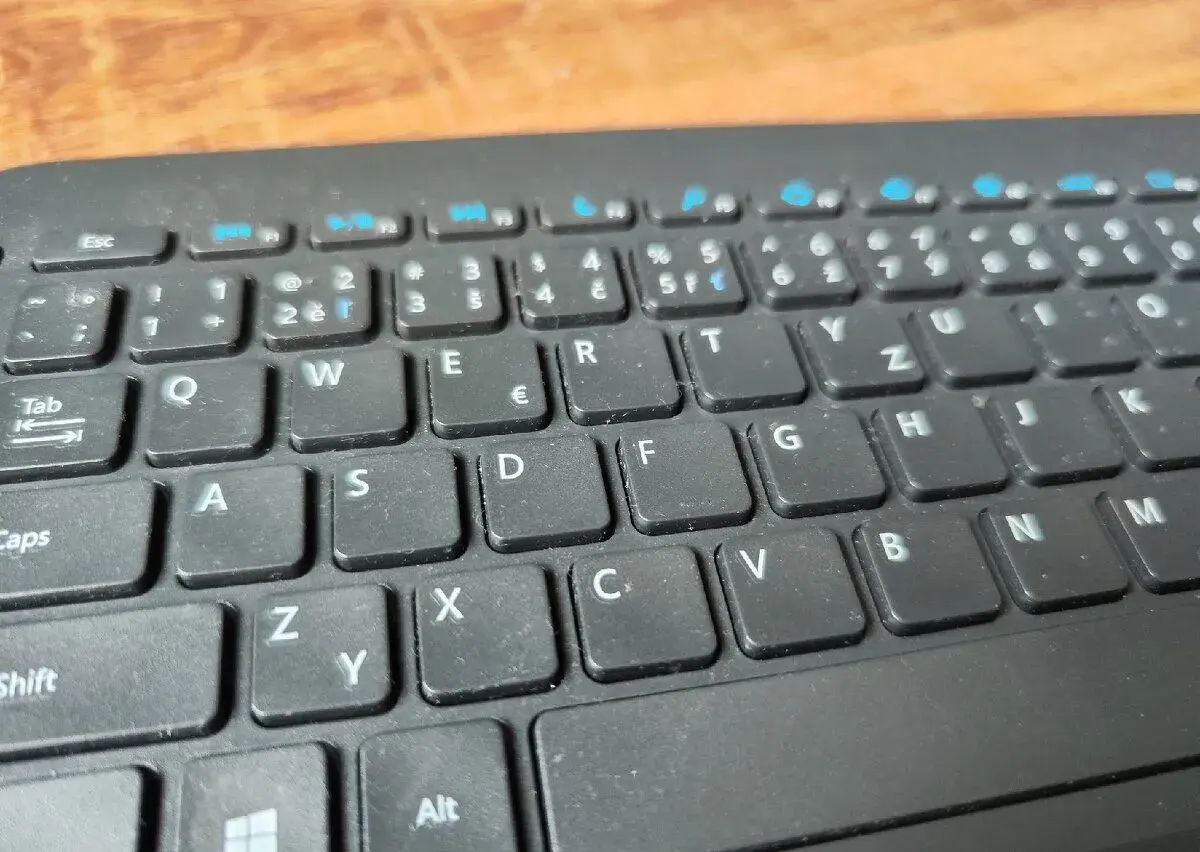 Microsoft All-in-One bezdratova klavesnice s touchpadem