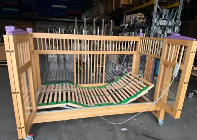 DĚTSKÁ elektrická polohovací postel ZÁNOVNÍ STAV