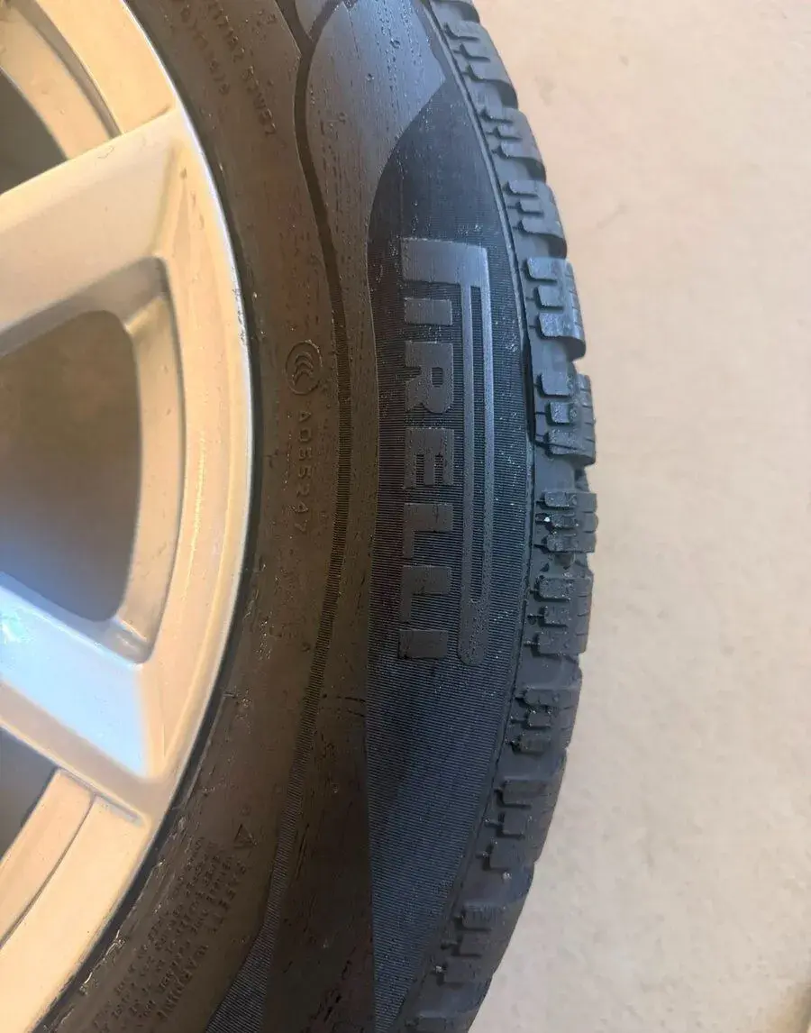 Prodej zimních pneumatik Pirelli (použity jednu sezonu)