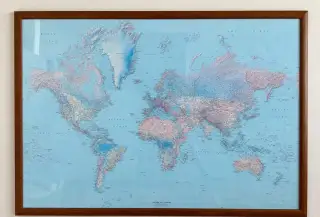 Velká vintage mapa světa v dřevěném rámu 103,5 × 72 cm