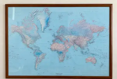 Velká vintage mapa světa v dřevěném rámu 103,5 × 72 cm