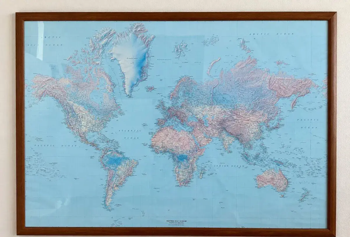 Velká vintage mapa světa v dřevěném rámu 103,5 × 72 cm