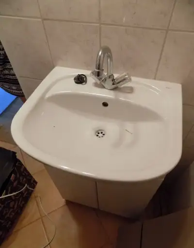 skřínka s umyvadlem a baterie
