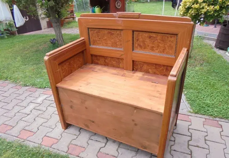 Lavice s ůložným prostorem