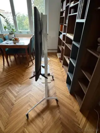 stojan na TV na koleckach