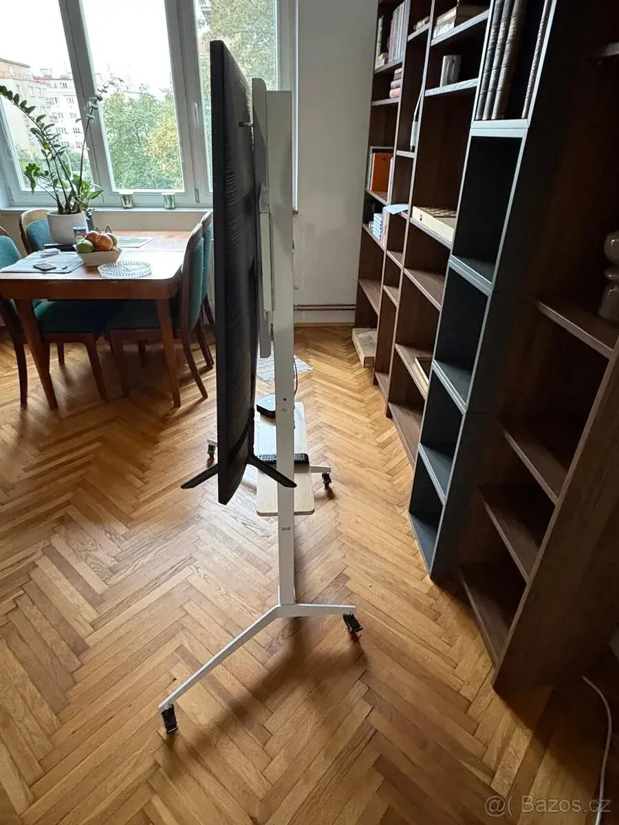 stojan na TV na koleckach