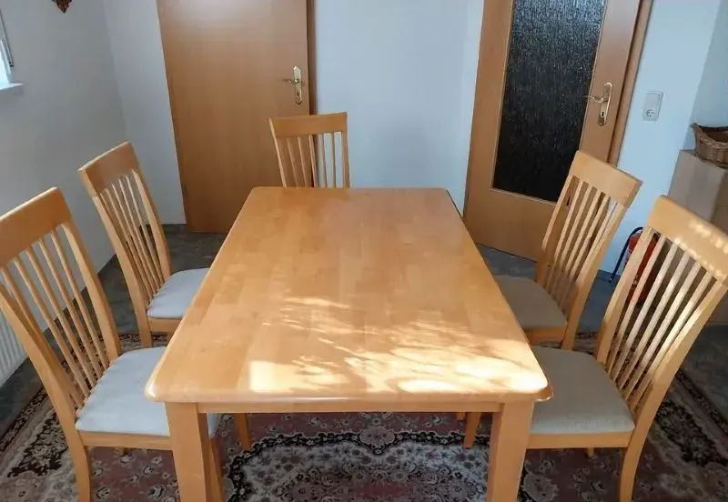 Stůl jídelní a 6 židlí - masivní, pěkný stav