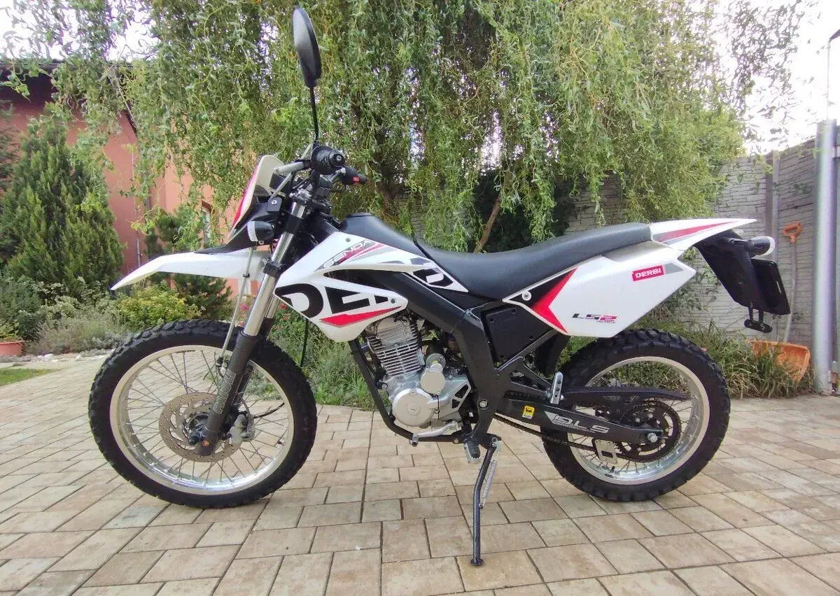Derbi Sendra R 125, r.v 2016, 2400km.