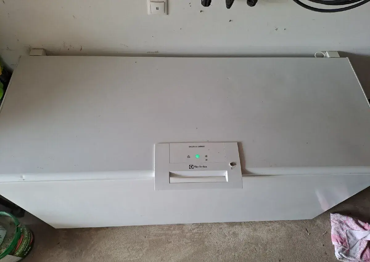 Electrolux EC3330AOW1 – velký úsporný pultový mrazák 327 l,