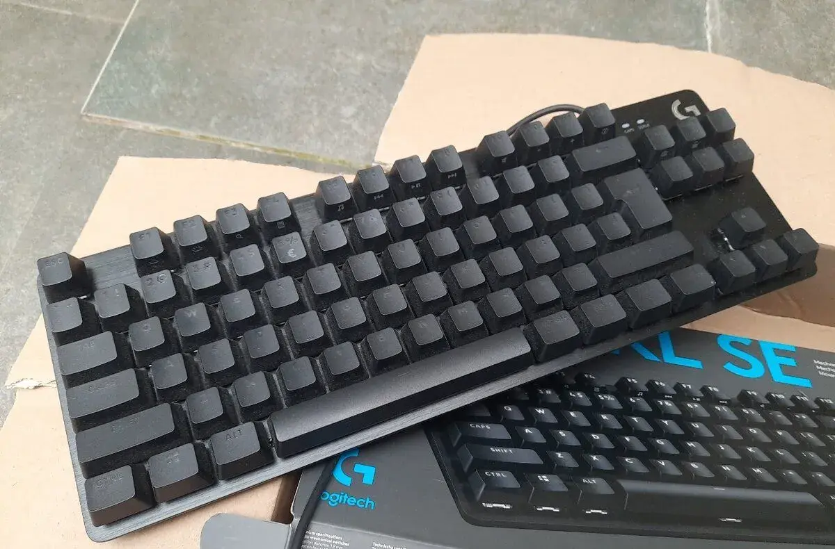herní klávesnice Logitech G413 + niceboy