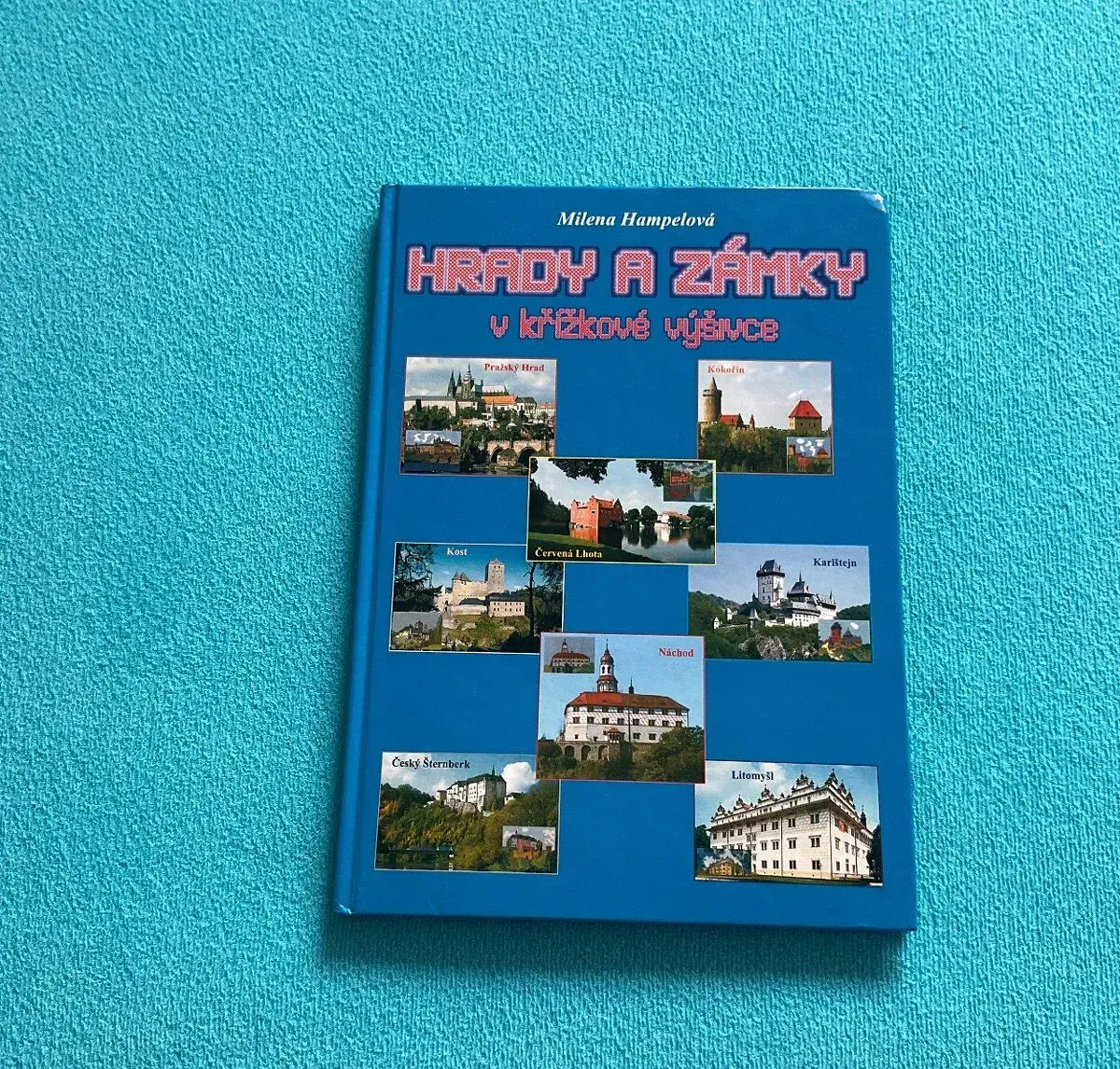 Hrady a zámky v křžkové výšivce