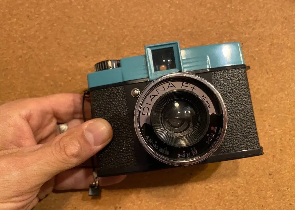 Lomo fotoaparát Diana F+ (střední formát 120) – funkční