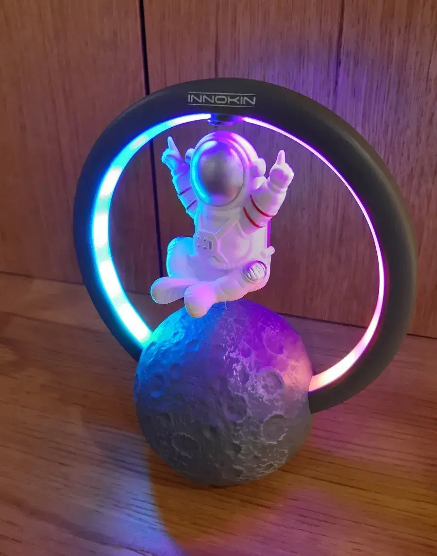 Bluetooth reproduktor levitující Astronaut