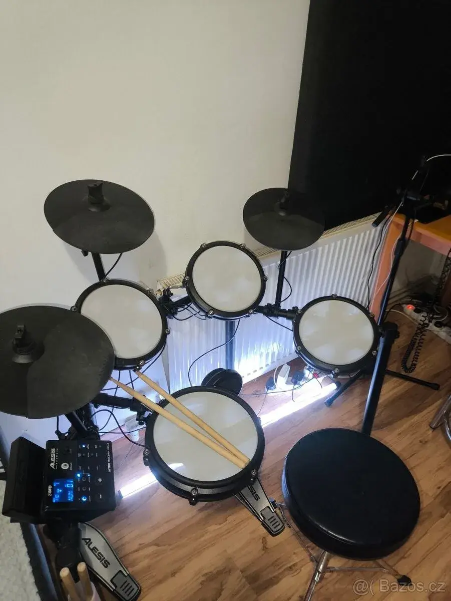 Elektronické bicí Alesis Nitro Max + stolička