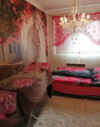 Velký skleněný lustr s ověsy.
