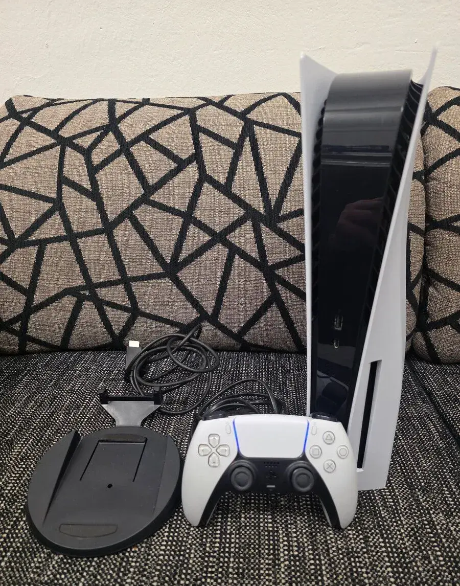 Playstation 5 s mechanikou a sony ovladačem a kabeláží
