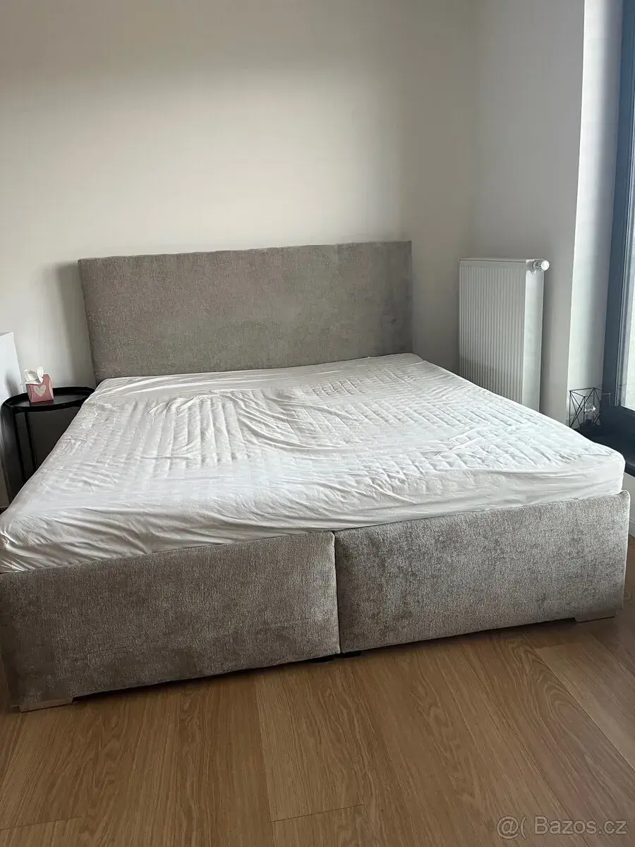Béžovošedá čalouněná postel – včetně roštu a matrací