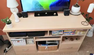 Stolek pod televizi
