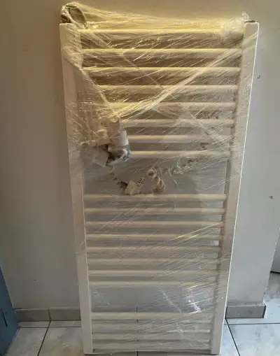 Elektrický koupelnový topný žebřík / sušák na ručn