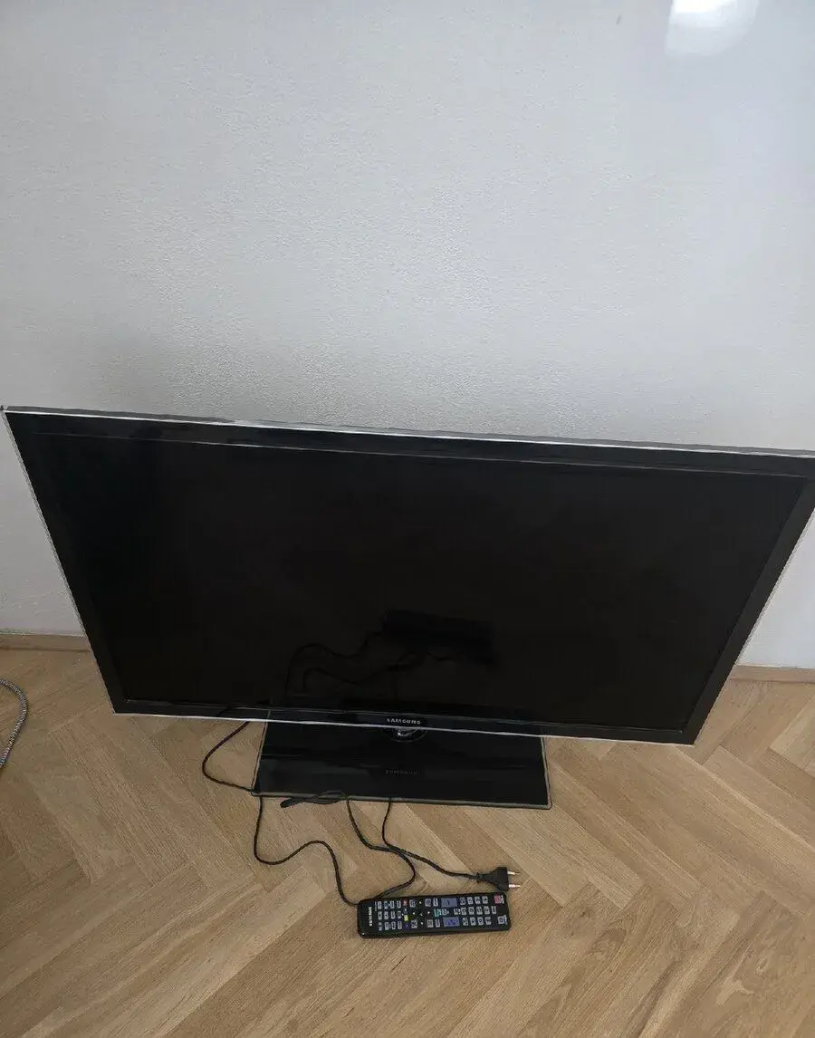 Starší TV Samsung 40 palců 101 cm