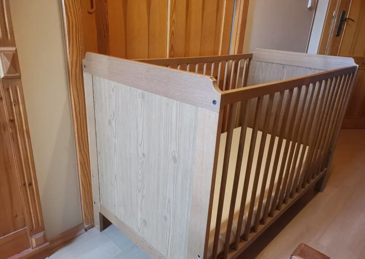 Dětská postýlka IKEA LEKSVIK + matrace + nočník + stupátko