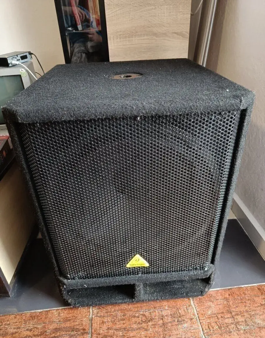 Subwoofer Behringer 18 palců