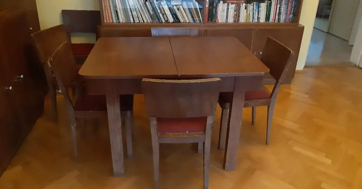 Rozkládací dýhovaný stůl se židlemi