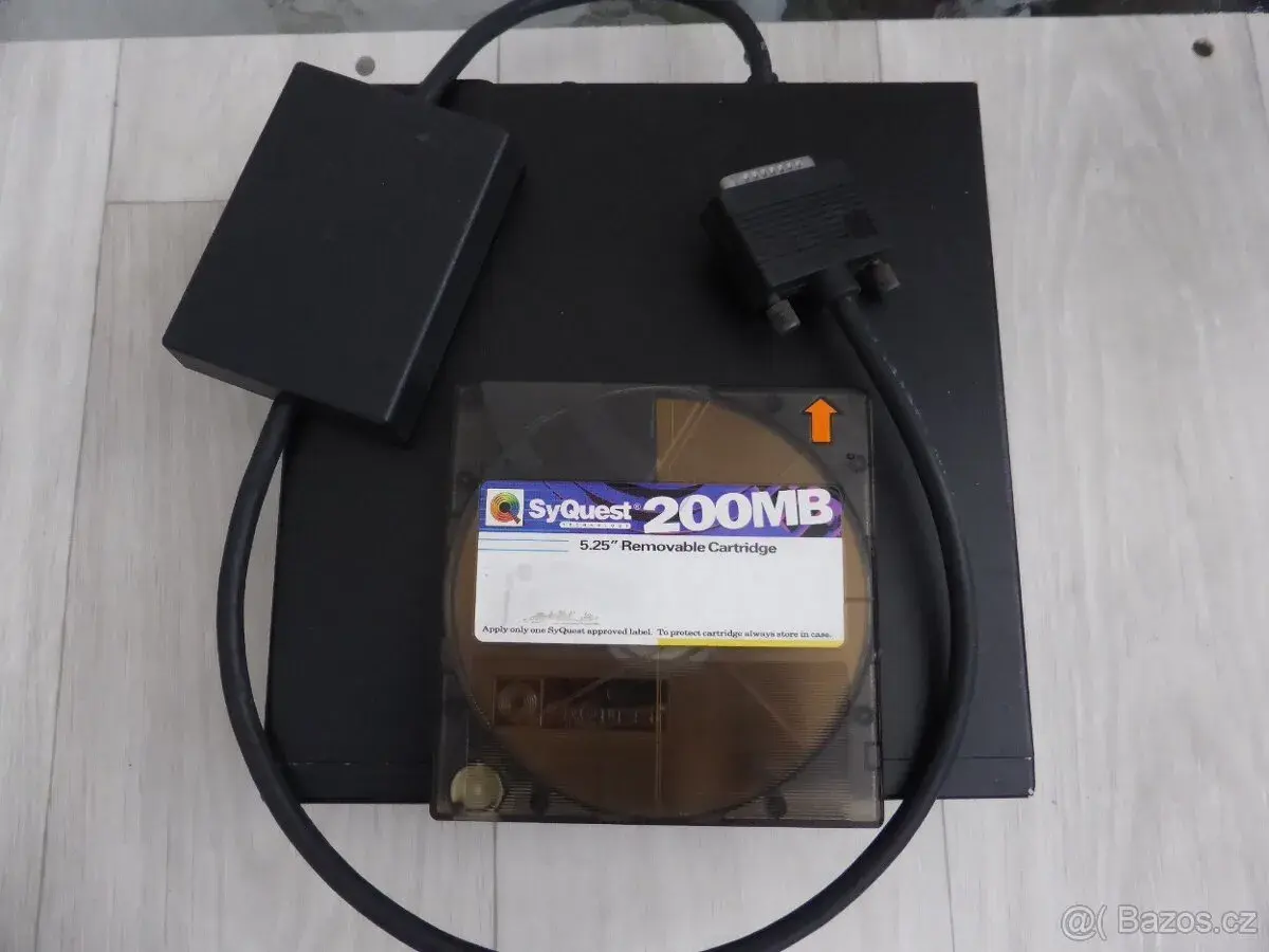 Vintage SyQuest 5.25" disketová mechanika