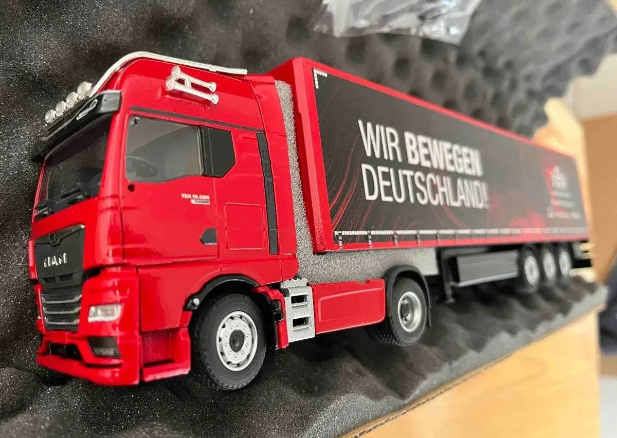 Model kamionu MAN TGX s návěsem