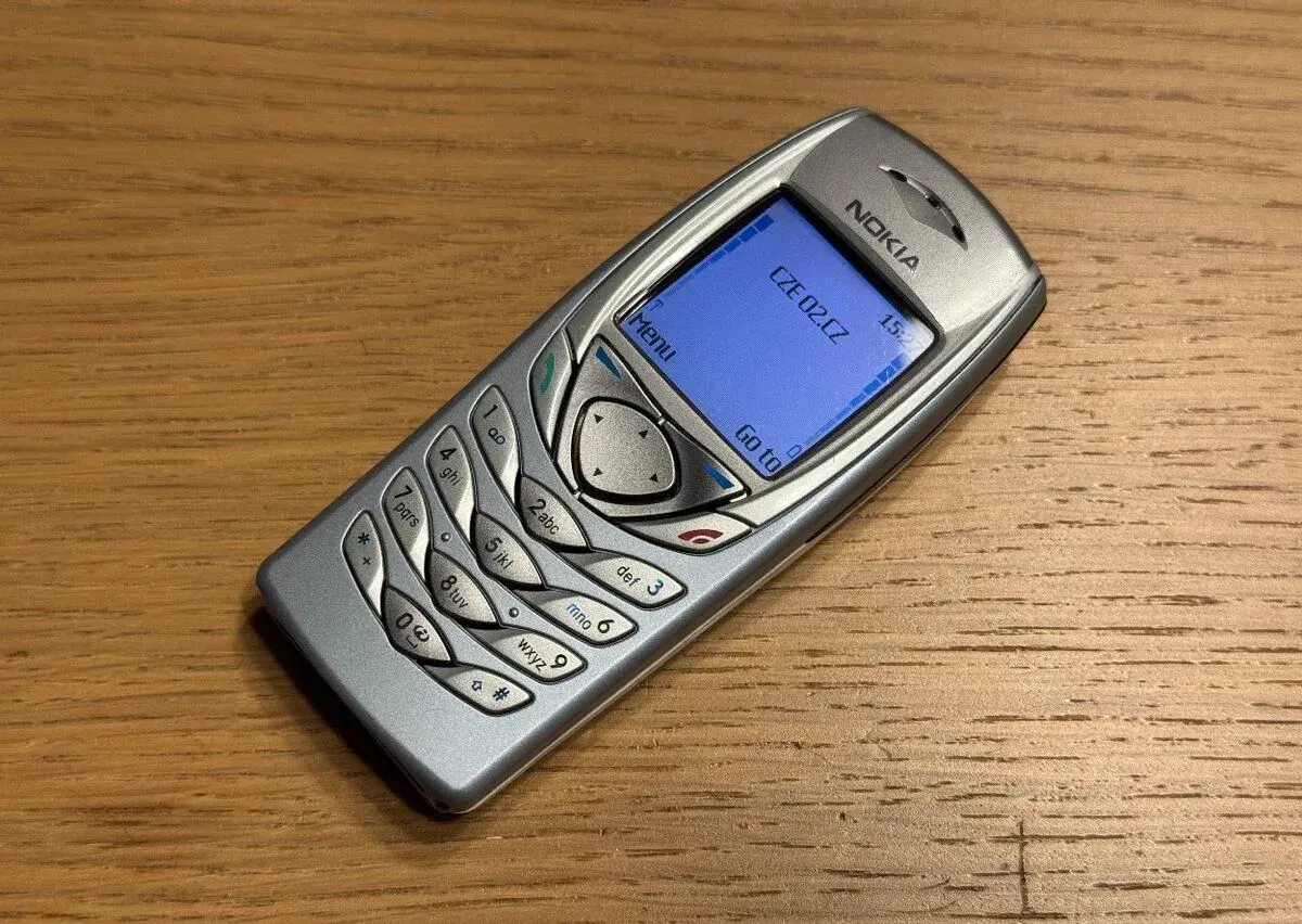 Nokia 6100 -- Světle modrá - krásný stav, nová baterka